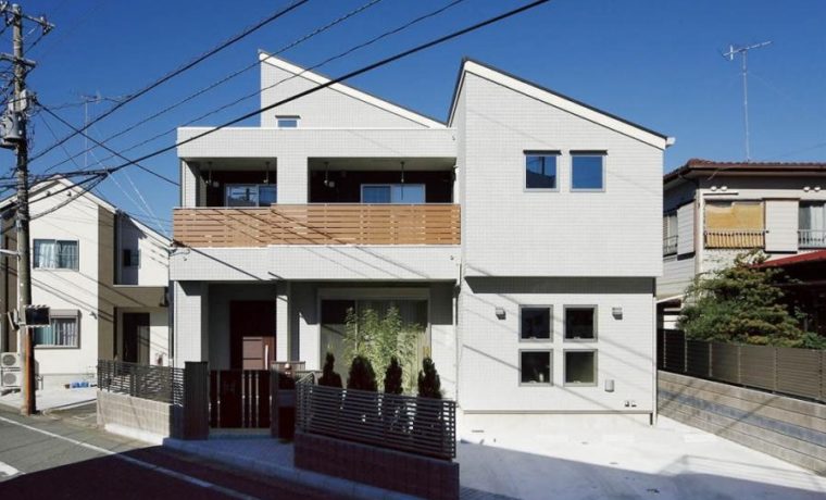 スクエア窓の配置がおしゃれな外観