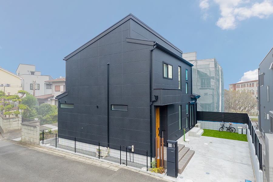 黒いパワーボード外壁の家